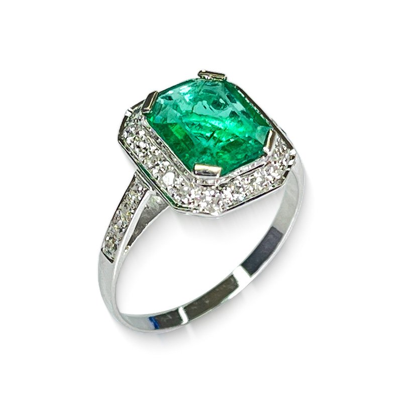Side view of antique emerald and diamond ring – 18K white gold craftsmanship (Gems2u4ever)