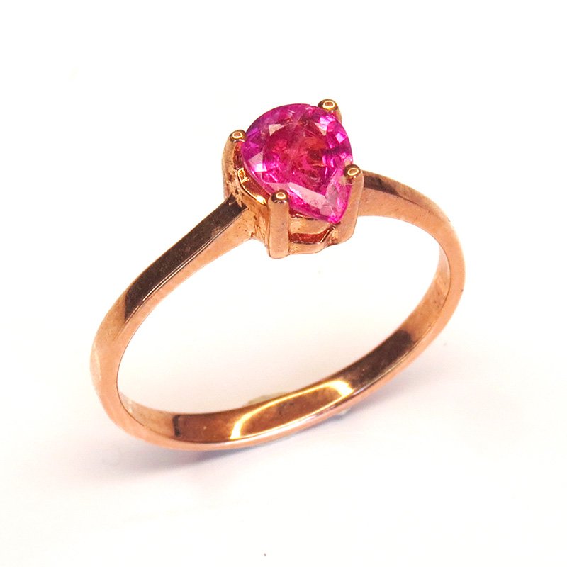 Gros plan tourmaline rose naturelle taille coussin sur bague solitaire argent 925 plaqué or rose