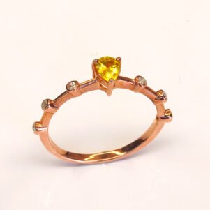 Bague en argent 925 plaqué or rose avec saphir jaune et zircons blancs