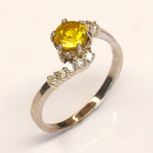 Vue rapprochée d’une bague saphir jaune en argent 925 aux reflets lumineux