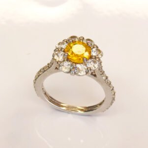 Bague halo en argent 925 avec saphir jaune naturel entouré de zircons blancs