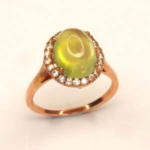 Bague phrénite naturelle cabochon entourée de zircons blancs – modèle Jardin de Brume
