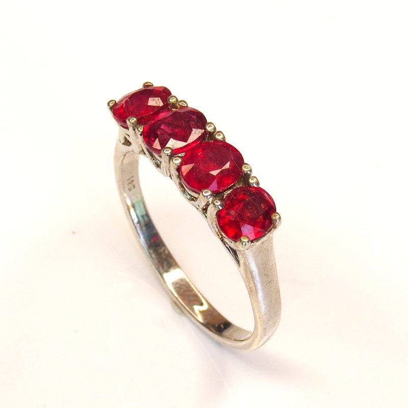 Vue détaillée des quatre rubis naturels chauffés et traités sur bague argent 925