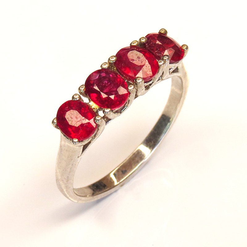 Bague argent sterling 925 sertie de quatre rubis rouges naturels – Ligne de Feu