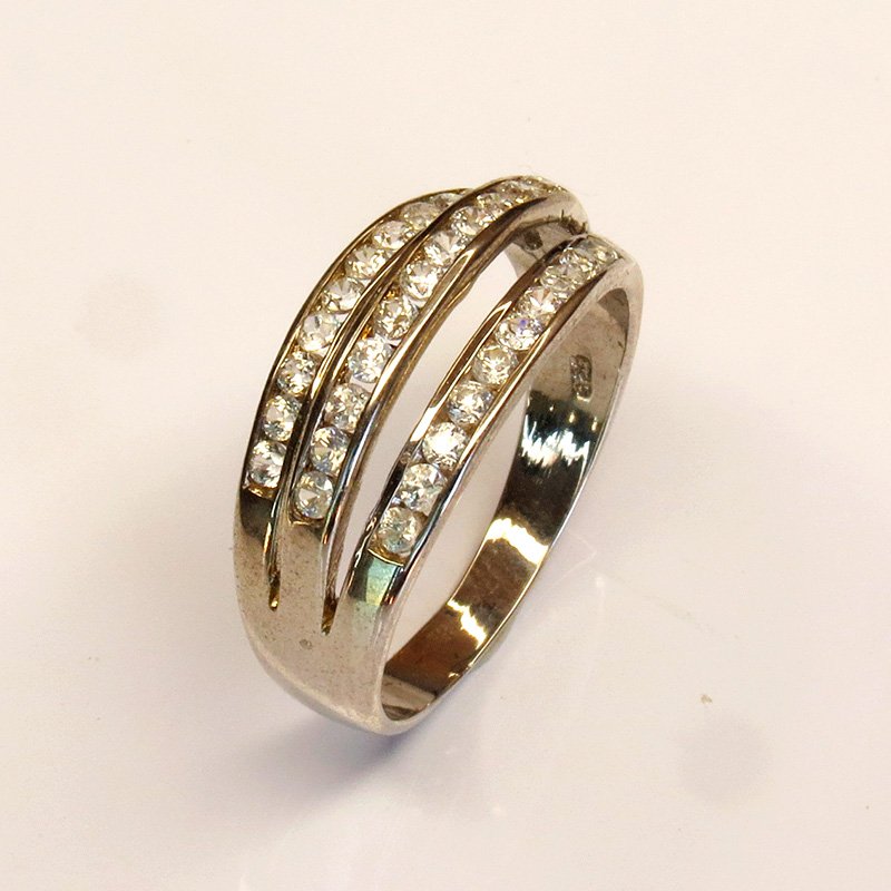 Vue détaillée des zircons blancs naturels sertis en lignes sur bague argent 925