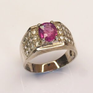 Détail du sertissage d’un saphir rose violacé entouré de zircons