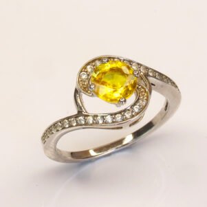 Bague argent 925 fluide sertie d’un saphir jaune et de zircons blancs