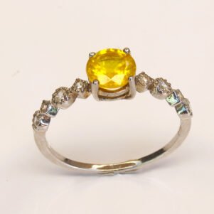 Détail du saphir jaune naturel sur une bague argent 925