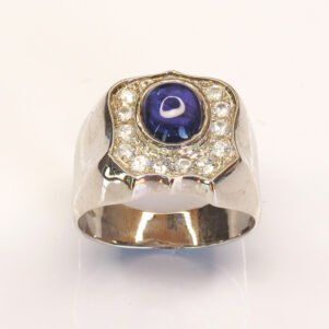 Vue de face d’une bague cabochon saphir bleu violacé