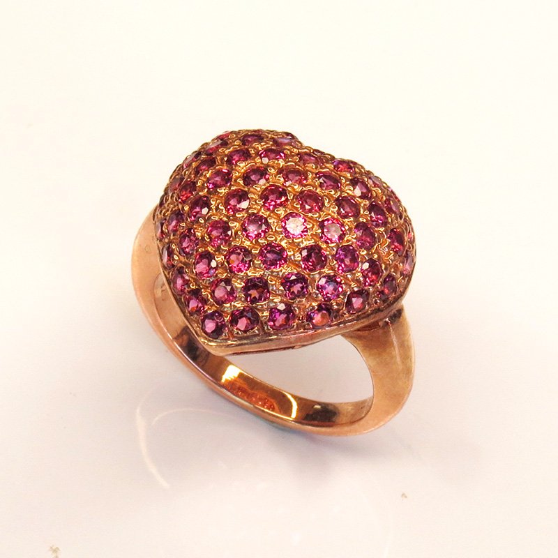 Vue détaillée du pavage de saphirs roses naturels sur bague argent 925 plaqué or rose