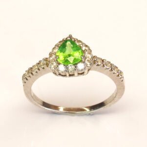 Bague Vert Majesté en argent sterling 925 avec tsavorite naturelle et zircons blancs