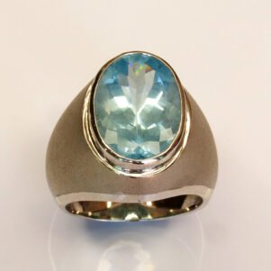 Vue de face bague Boréal finition sablée avec aigue-marine naturelle