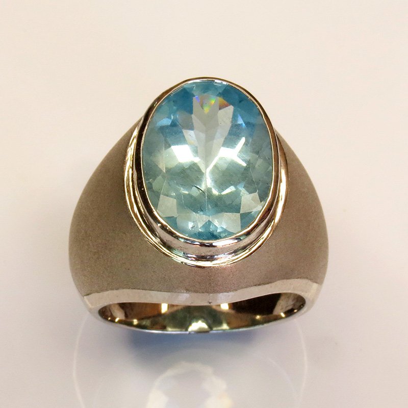 Vue de face bague Boréal finition sablée avec aigue-marine naturelle