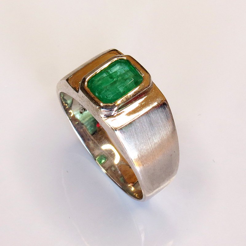 Bague émeraude naturelle sur monture argent 925, modèle Noble, pierre verte rectangulaire