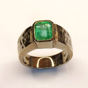 Bague émeraude naturelle sur monture argent 925, modèle Orion, pierre verte rectangulaire