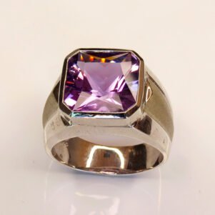 Vue de face bague Pilier Pourpre améthyste +6 carats – argent sterling 925