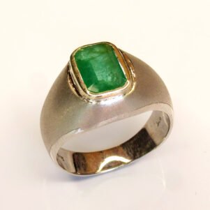 Vue de face bague Pilier Vert avec émeraude naturelle verte – argent sterling 925
