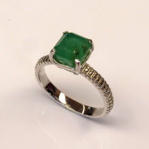 Bague émeraude naturelle carrée modèle Carré Vert en argent 925