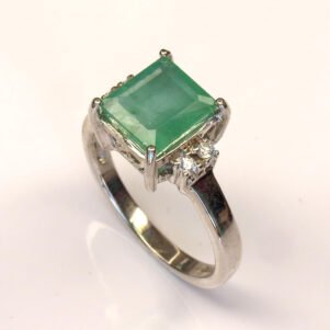 Bague Couronne Verte avec pierre verte naturelle et zircons lumineux