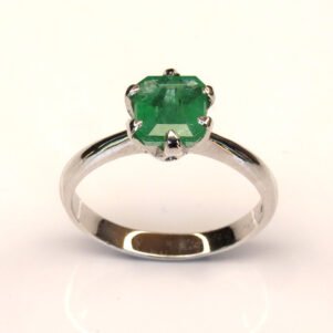 Bague émeraude naturelle modèle Douce Émeraude montée sur argent 925