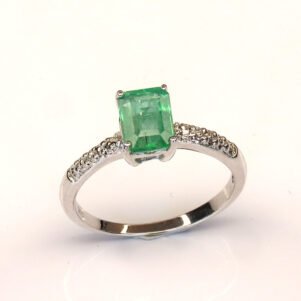 Bague fine en argent 925 avec émeraude naturelle rectangulaire sélectionnée à Chanthaburi