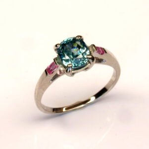 Bague fine en argent 925 avec zircon bleu du Cambodge sélectionnée à Chanthaburi