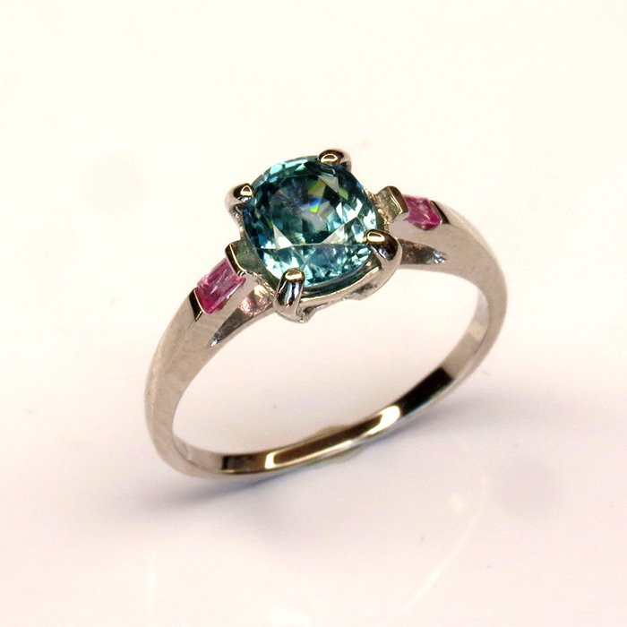 Bague fine en argent 925 avec zircon bleu du Cambodge sélectionnée à Chanthaburi