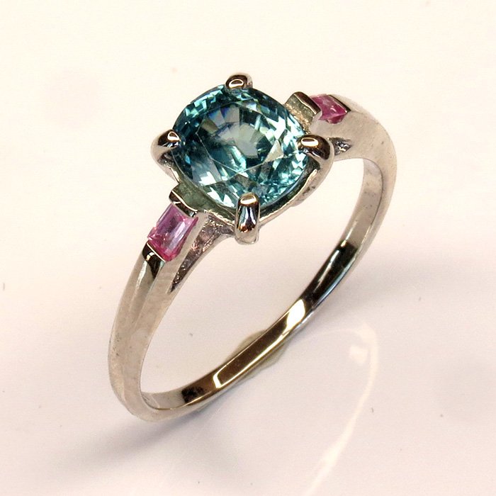 Bague Romance Bleue avec pierre bleue naturelle et saphirs roses
