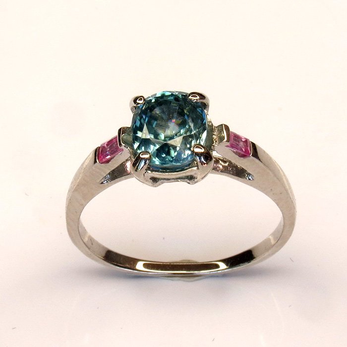 Zircon bleu du Cambodge serti sur bague Romance Bleue en argent 925