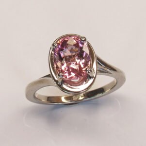 Bague élégante en argent 925 avec tourmaline rose ovale sélectionnée à Chanthaburi