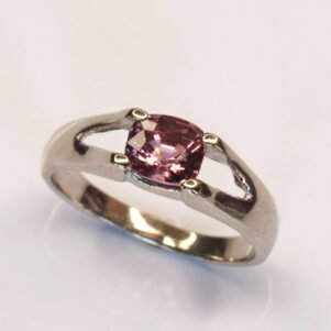Bague spinelle rose naturel de Birmanie taille coussin en argent 925