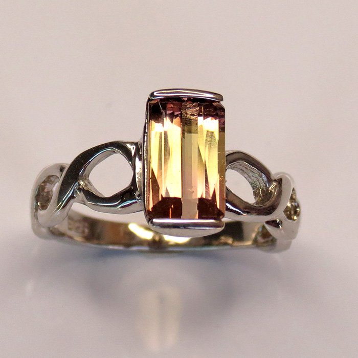 Tourmaline bicolore naturelle montée sur bague fine en argent 925