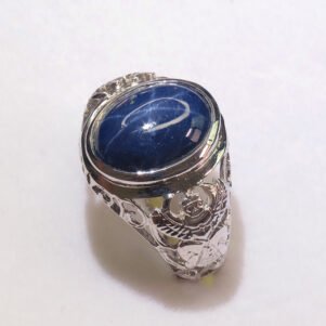 Chevalière saphir bleu étoilé 9 ct argent 925 design ajouré taille 56, vue de trois quarts